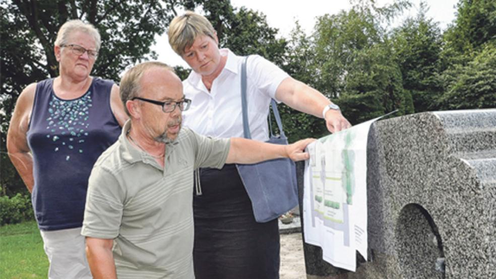 Stellten die Erweiterungspläne auf dem Friedhof in Möhlenwarf vor (von links): Hedwig Geerdes, Uwe Smit und Pastorin Anne Ulferts.  © Foto: Boelmann