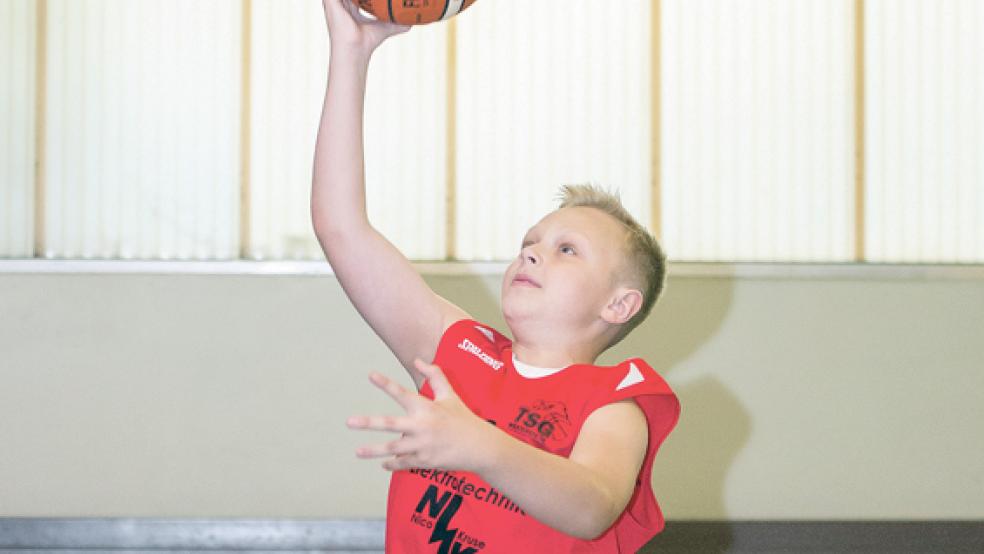 Basketball ist sein Spiel: Bennett Spree ist für die TSG Westerstede aktiv. In der Nachwuchsmannschaft des Vereins trägt er die Nummer drei - genau wie Dwyane Wade, einer seiner Lieblingsspeler aus der nordamerikanischen Profiliga NBA. © Foto: Mentrup
