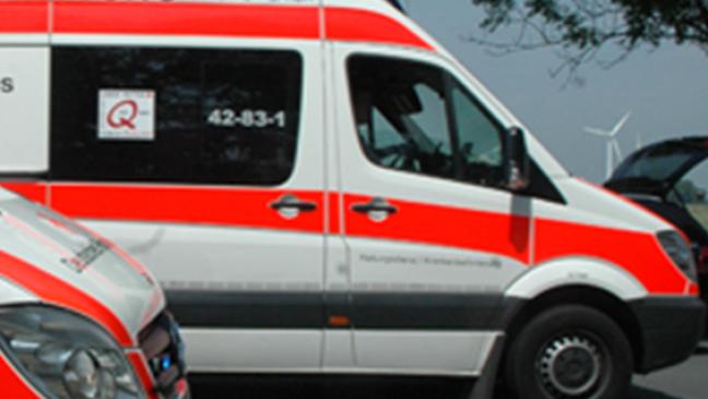 Auto streift E-Biker-Fahrer