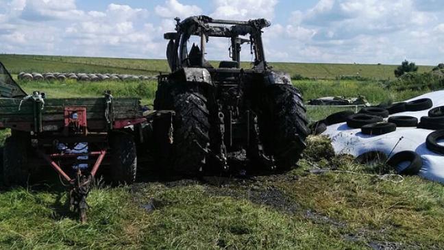 Traktor durch Brand schwer beschädigt
