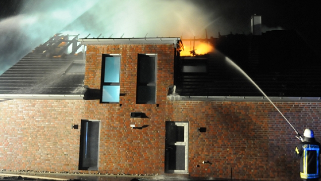 Dachstuhl eines Neubaus ausgebrannt