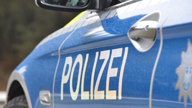 Randalierer beschädigen Streifenwagen