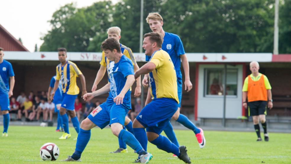 Wacker wehrten sich die Weeneraner im Endspiel gegen den SV Meppen II. Hier verfolgt Sven Labitzke SVM-Akteur Julian Püschel. © Foto: Mentrup