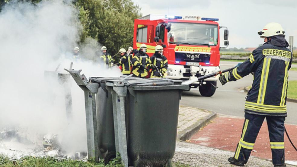 Die Feuerwehren aus Holtgaste und Jemgum löschten die brennenden Mülltonnen. © Foto: Loger