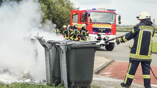 Brennende Mülltonnen gelöscht