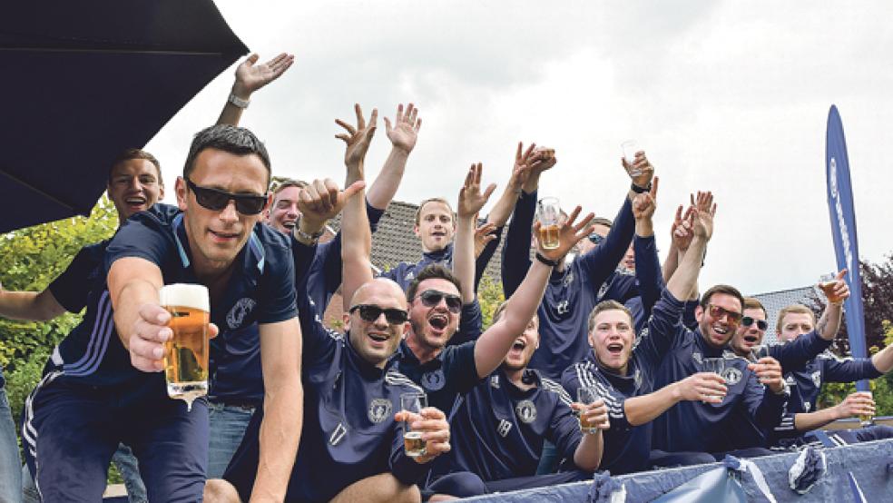 Aus dem Häuschen: Die zweite Fußballherrenmannschaft der Sportfreunde Möhlenwarf ließ es sich gut gehen. © Fotos: Bruins