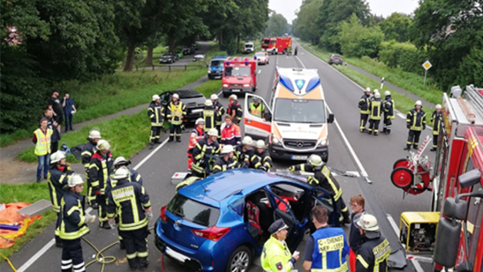 Ein Großaufgebot an Rettungskräften und Feuerwehr war am Montagmorgen in Steenfelde im Einsatz. An einer Kreuzung der Bundesstraße 70 waren zwei Autos kollidiert. © Foto: Kreisfeuerwehr
