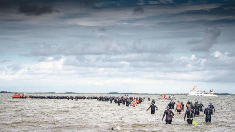 Auf dem Weg zum Start: Bei Hilgenriedersiel begleiteten die Schwimmer einige dunkle Wolken . © Foto: König Event Marketing