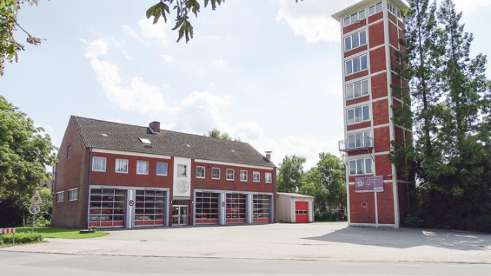 Die Feuerwehrtechnische Zentrale auf der Nesse in Leer: links ist das Hauptgebäude mit der Fahrzeuggarage zu sehen, rechts der markante Schlauchturm.  © Foto: Koenen