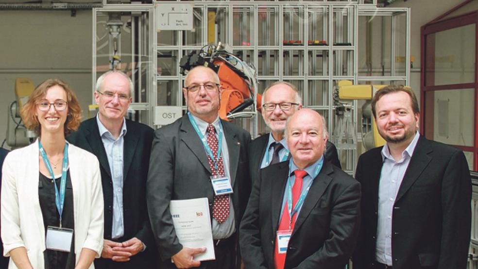 Neben (von links) Heika Ring vom Organisationsteam nahmen auch, Prof. Dr. Robert Harrison (University of Warwick, Coventry/England), Prof. Dr. Walter Armando (Colombo, Institut I2AR, Hochschule Emden /Leer), Prof. Dr. Gerhard Kreutz (Präsident Hochschule Emden/Leer), Prof. Dr. Luis Gomes (Institut UNINOVA, Universidade Nova de Lisboa, Lissabon/Portugal), Stamatis Karnouskos (SAP, Karlsruhe/Deutschland) an der Konferenz teil. © Foto: Hochschule Leer/Emden