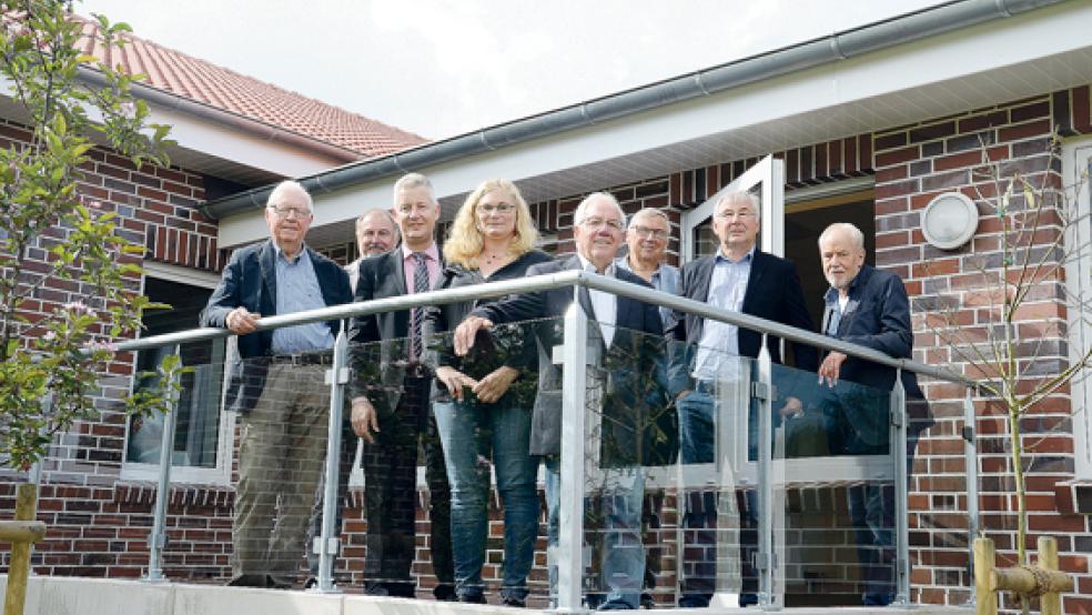 Die stellvertretende Heimleiterin Martina Scheer führte Matthias Groote (Dritter von links) und den Vorstand des Vereins durch das Pflegeheim und den Anbau. © Fotos: Muising