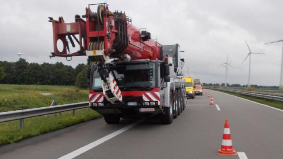 Halbseitig gesperrt werden musste die Autobahn 31 zwischen Weener und Jemgum, nachdem ein Autokran liegengeblieben war. © Polizei