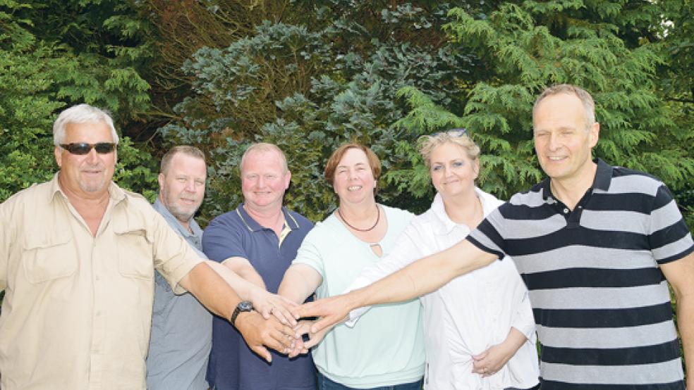 Hand in Hand: Statt der gewohnten Gewerbeschau in der Industriestraße plant das Organisationsteam vom Bunder Gewerbeverein für dieses Jahr etwas ganz Neues: Hans-Jürgen Müller (von links), Jochen Lübbermann, Stefan Kröger, Hilde van Hoorn, Birgit Lübbermann-Gabriel und Bernd Warsing. Auf dem Foto fehlen Hero Abbas und Reiner Veenhuis.  © Foto: Himsted