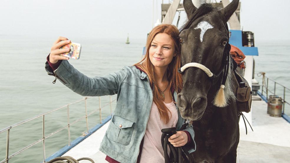 Wo bitte geht es nach Ora? In ihrem nunmehr dritten Kinoabenteuer verschlägt es Mika (Hanna Binke) und Ostwind nach Andalusien.  © Foto: Marc Reimann/Constantin Film