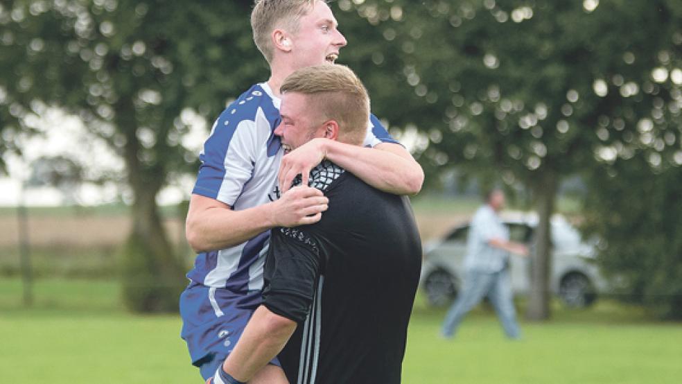 Möhlenwarfer Freude: Alexander Meyer und Torhüter Carsten Winterboer feiern den Einzug ins Halbfinale. © Foto: Mentrup