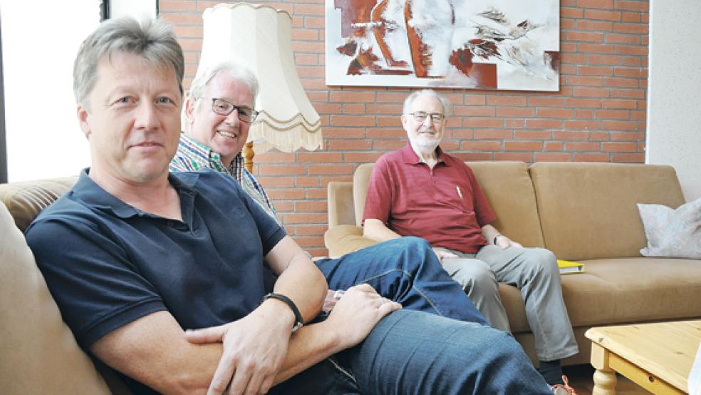 Freuen sich über den erfolgreichen Abschluss der jüngsten Baumaßnahme im Altenzentrum Rheiderland: Andreas Cramer, Anno Steevens und Johann Heinrich Alberts (v.l.).  © Foto: Boelmann