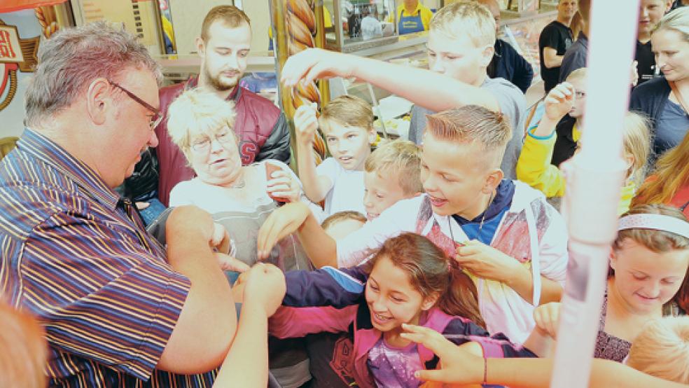 SPD-Ratsherr Günter Harms verteilt Freikarten für Fahrten mit dem Karussell - ein Bild vom Jemgumer Müggenmarkt, das es in diesem Jahr nicht geben wird. © Foto: Wolters
