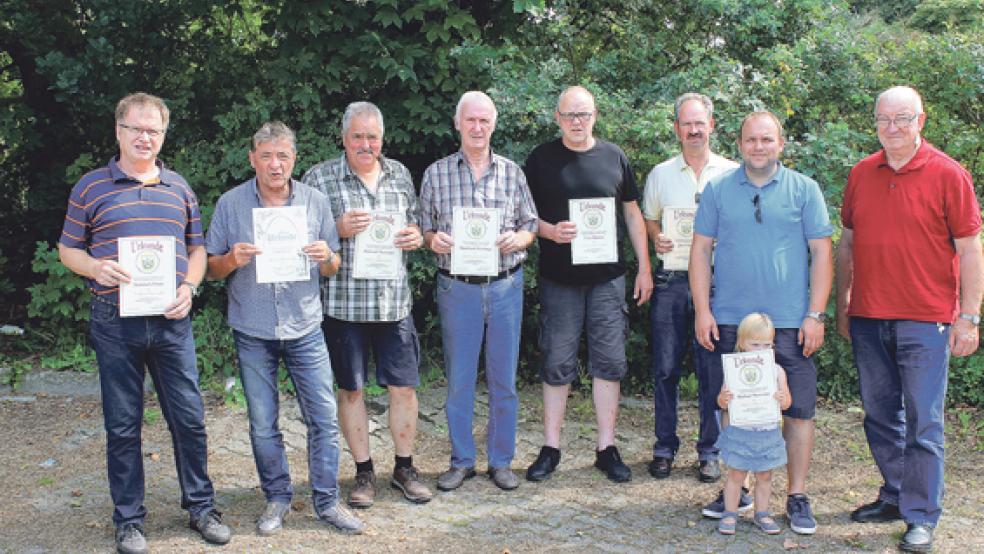 Die Geehrten: (von links) Heinerich Otten, Harbert Schutte, Gerhard Niemann, Bernhard Huisinga, Uwe Heeren, Jan Fricke, Michael Niemann, der Kreisverbandsvorsitzende Bernd Tammen, davor Enne Niemann. © Foto: privat