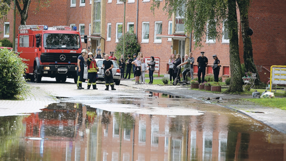 Die Feuerwehr hielt das Wasser nach den Rohrbrüchen in Schach. © Foto: Loger