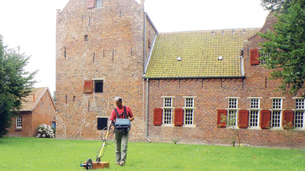 Auf der Suche nach dem Burgraben: Diplom-Geophysiker Burkart Ullrich aus Berlin sondiert mit dem Georadar das Gebiet rund um das Steinhaus Bunderhee. © Foto: Ostfriesische Landschaft