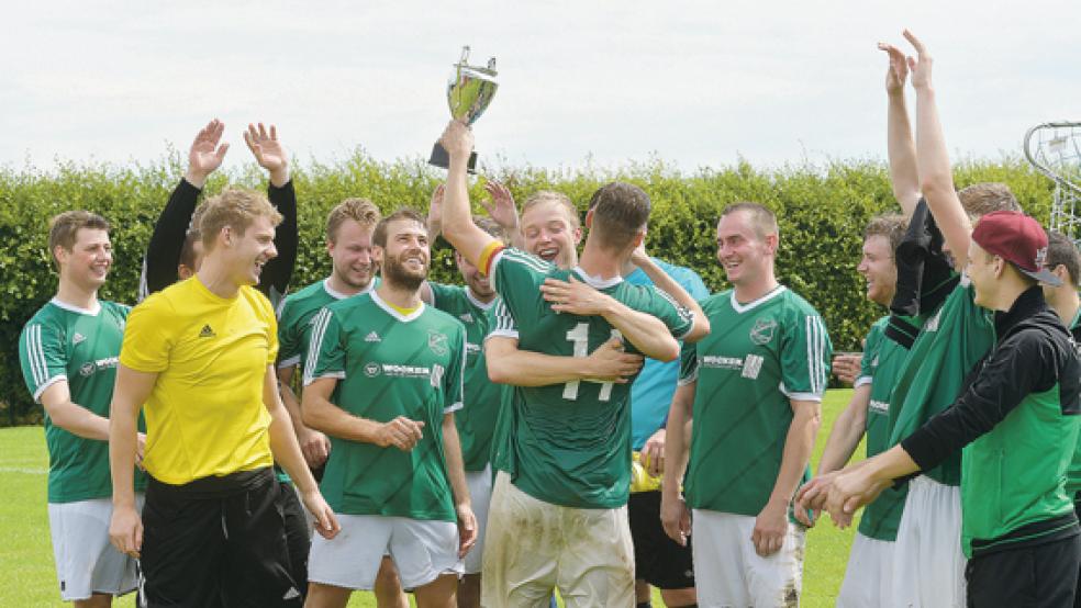 Stapelmoorer Siegerjubel: Die Teutonen sind der erste Titelträger beim Turnier der Teams von der Ostfrieslandklasse A bis D. © 