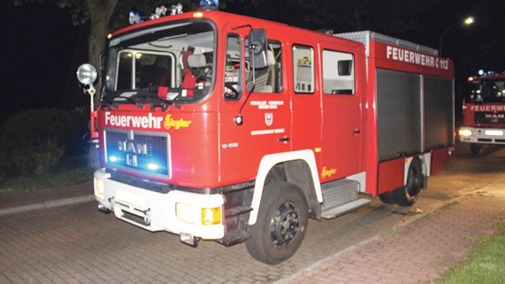 Die Feuerwehr Weener rückte am späten Sonntagabend zur Erkundung in die Berliner Straße aus. © Foto: Rand