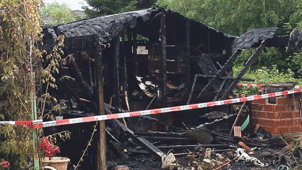 Eine Blockhütte in einem Garten am Beningaweg in Weener wurde in der Nacht auf den 12. Juli durch einen Brand völlig zerstört. Polizei und Staatsanwaltschaft gehen davon aus, zwei Brandstifter dingfest gemacht zu haben. © Archivfoto: Boelmann