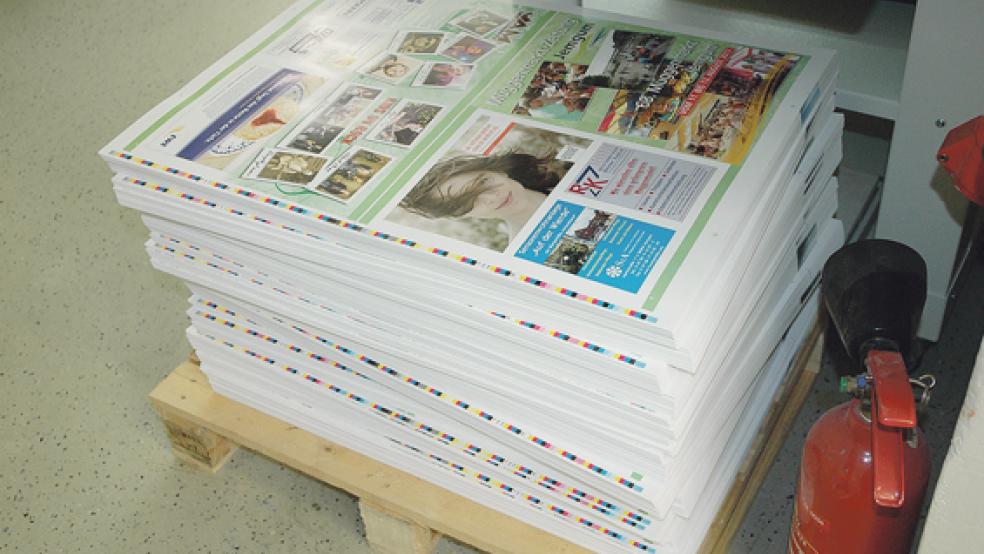 Die »Müggenmarkt-Zeitung« liegt gedruckt bei Risius in Weener. Seit gestern sieht es danach aus, als würde sie nun doch nicht im Reißwolf landen. © Foto: Szyska