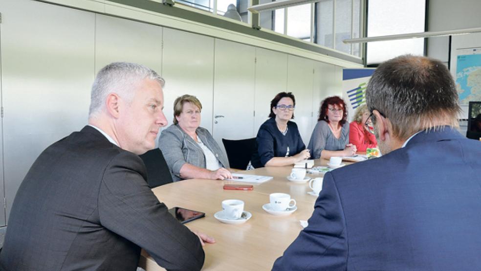 Sprachen in der EDR-Geschäftsstelle in Bad Neuschanz über die Zukunft Europas (von links): Matthias Groote, Johanne Modder, Birgit Sippel, Kerstin Westphal und Hermann Wessels. Eine neue Idee ist eine grenzübergreifende Gesundheitsregion. Davon soll auch das Rheiderland profitieren. © Foto: Boelmann