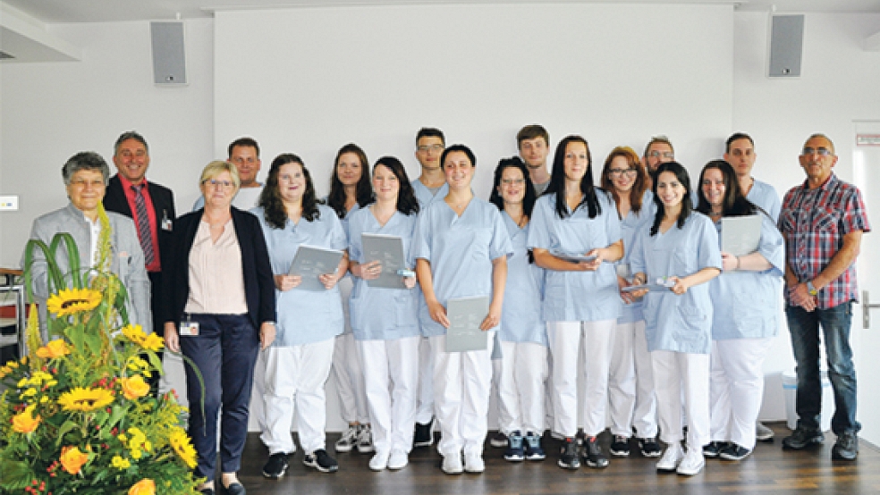 Freuen sich über den Abschluss ihrer Ausbildung: Die Teilnehmer des Pflegeassistentenkurses. © Foto: Klinikum Leer