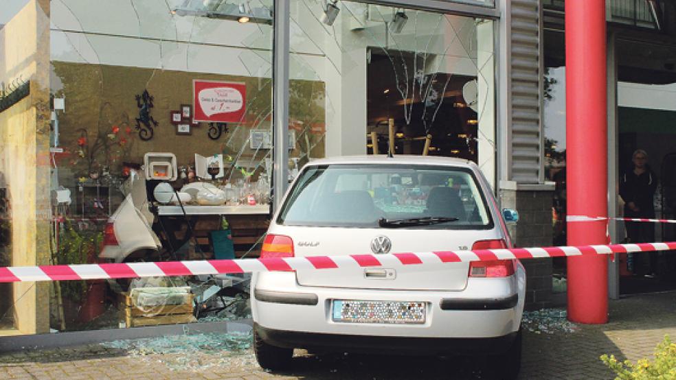 Mit diesem Auto ist eine 77-jährige Frau heute Vormittag in Aurich in eine Schaufensterscheibe eines Möbelhauses gefahren. © Foto: Saathoff