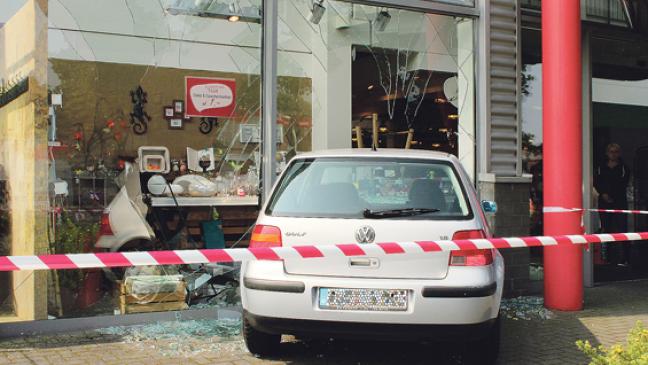 77-Jährige kracht in Schaufensterscheibe