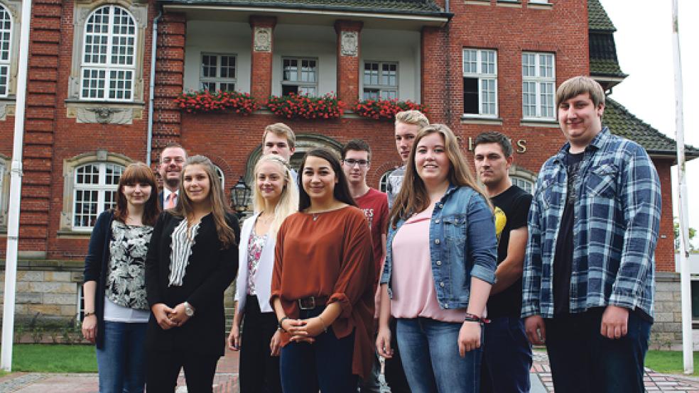 Ins Berufsleben gestartet sind: Nina Rudnick, Rukiye Örnek und Nils Berlage (alle Verwaltungsfachangestellte), Jonas Specker und André Schilling (IT-Fachinformatiker), Sebastian Gruner (Fachkraft für Abwassertechnik), Jannick Siemer, Marie Mülder und Romy Janßen (alle Jahrespraktikanten). © Foto: Abbas