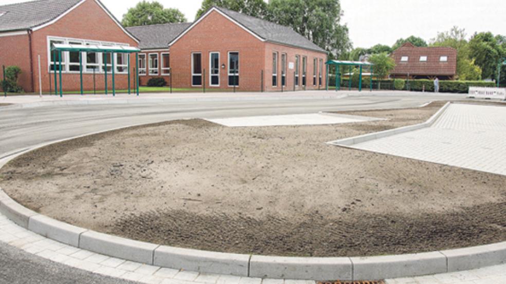 Der Untergrund ist zu nass: Um Schäden zu verhindern, dürfen Busse den Halteplatz bei der Bunder Oberschule an der Ahornstraße erst ab dem 14. August anfahren. © Foto: Hanken