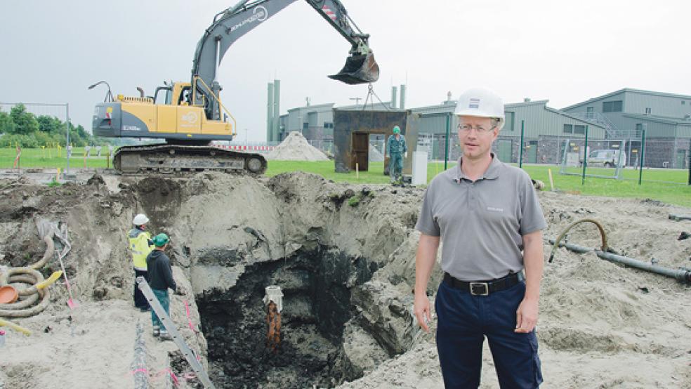 Auf der Suche nach der MIDAL: Bauleiter Steffen Kranz vor der Baugrube in Jemgum, in der nach der Leitung gesucht wird. © Foto: Hanken