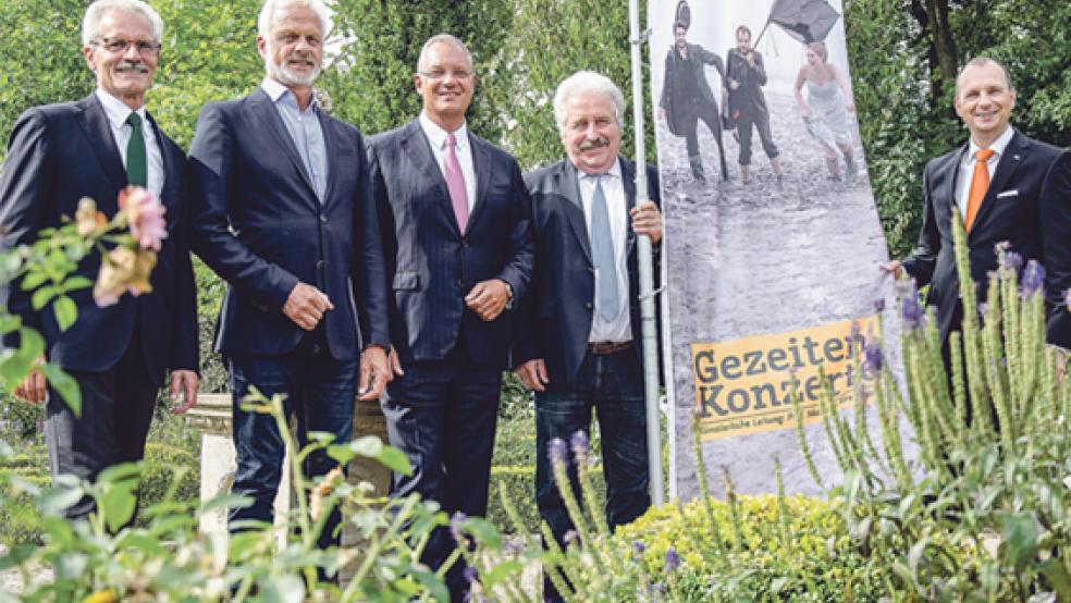 Gastgeber und Gönner des Abschlusskonzertes: (von links) Harald Lesch (Volks- und Raiffeisenbanken Weser-Ems), Hofherr Helmuth Aiso Brümmer, Holger Franz (OVB Leer), Landschaftspräsident Rico Mecklenburg und Ulrich Jungmann (Arbeitsgemeinschaft der Volks- und Raiffeisenbanken in Ostfriesland). © Foto: Hanken