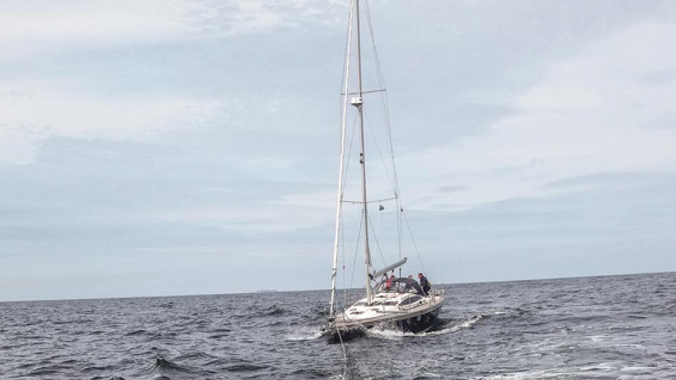 Im Schlepp der Langeooger Seenotretter: eine nach Ruderausfall manövrierunfähige Segelyacht. © Foto: Deutsche Gesellschaft zur Rettung Schiffbrüchiger