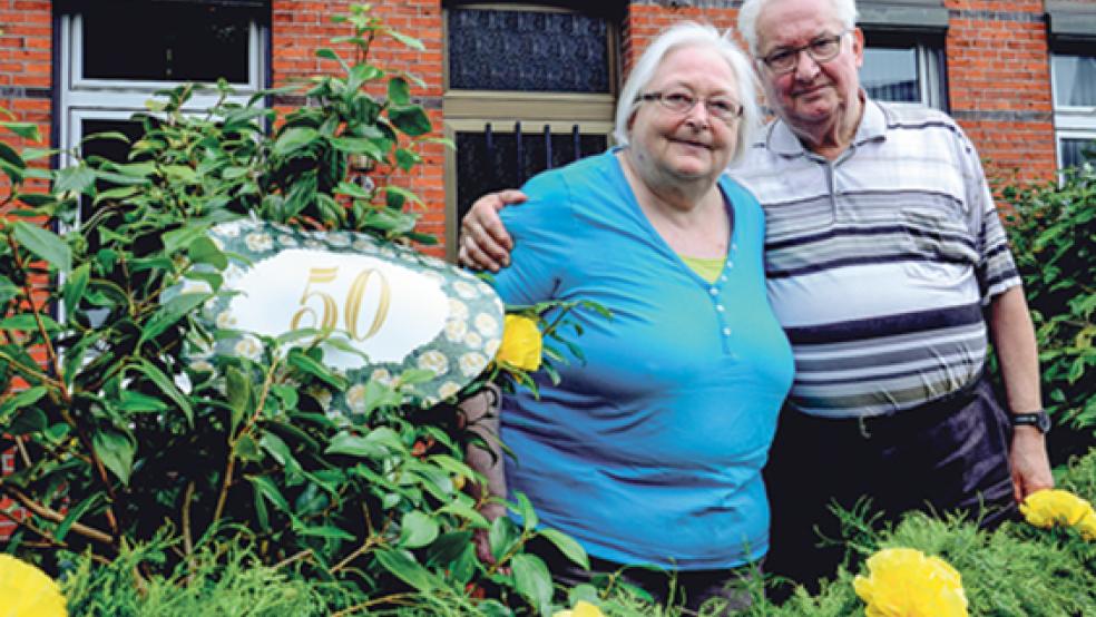 Den Garten von Johann und Else Greving schmückten ihre Kinder bereits zu Beginn der Woche mit gelben Blumen und Schildern. © Foto: Muising