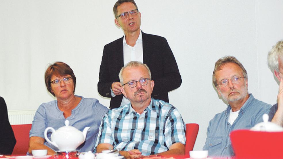 Der Geologe Udo Schmidt aus Stade (stehend) erläuterte den Grünen mit der Landesvorsitzenden Meta Janssen-Kucz, dem Bundestagskandidaten Harald Kleem und dem Kreisvorsitzenden Lutz Drewniok (von links) gestern im Wasserwerk in Weener, welchen Einfluss der Bunder Salzstock auf das Grundwasser im Rheiderland hat. © Foto: Szyska