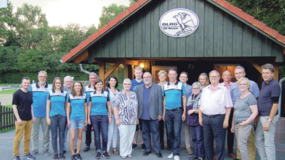 Der CDU-Kreisvorstand mit dem Vorsitzenden Burkhard Wallesch an der Spitze hat der DLRG-Ortsgruppe Weener einen Besuch abgestattet und sich über die vielfältigen Angebote des Vereins informiert. © Foto: CDU