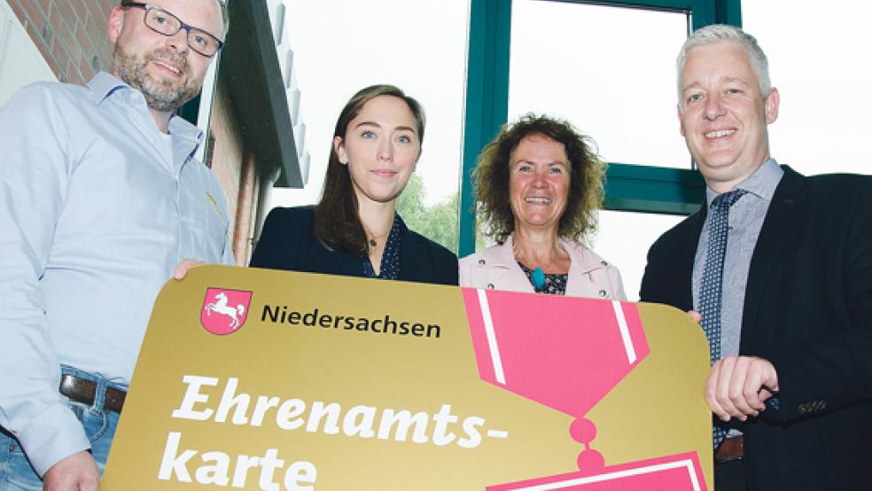 Kleine Karte, große Vielfalt: Das Original wird um einiges Handlicher ausfallen, aber hier präsentieren die Sponsoren Thomas Ukena (Tischlerei Ukena), Mara Többens (Ceka) sowie Monika Fricke (Stabsstelle Ehrenamt beim Landkreis) und Landrat Matthias Groote die Ehrenamtskarte. © Foto: Hanken