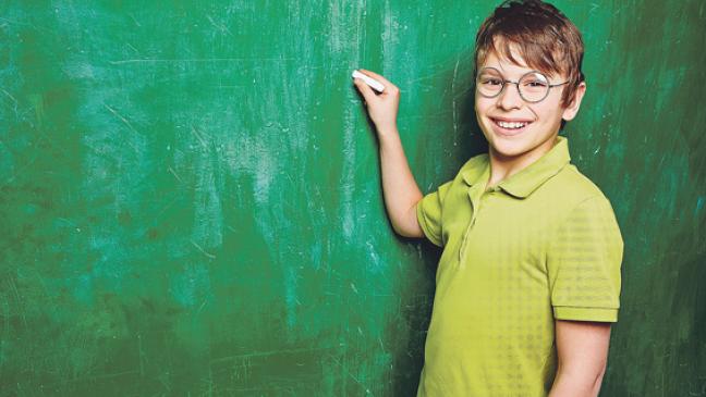 ABC-Schützen spitzen Stifte und Ohren