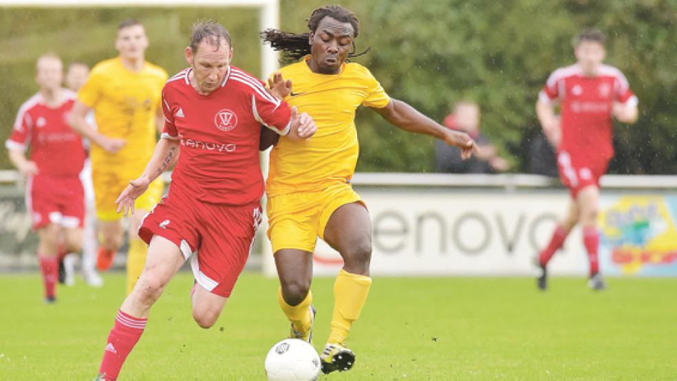Einen echten Pokalfight wollen die Bunder um Stephan Eling (links) dem VfL Germania Leer mit Enock Maguru heute Abend liefern. © Foto: Bruins