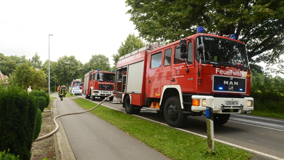 Mit drei Einsatzfahrzeugen war die Feuerwehr Weener vor Ort. Ursprünglich war ein Schuppenbrand gemeldet worden. © Foto: Klemmer
