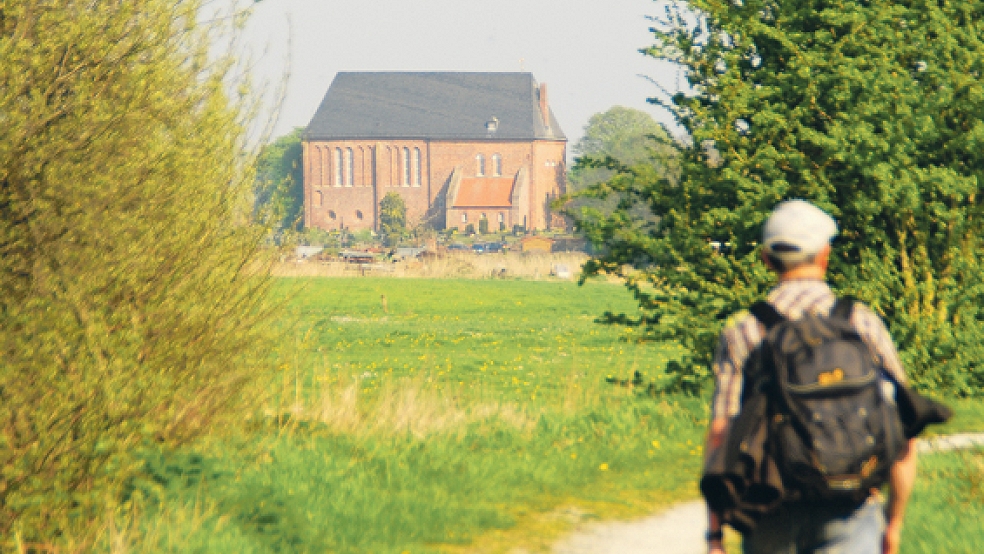 Der Pilgerweg in Ostfriesland feiert den zehnten Geburtstag. Auf dem 40 Kilometer langen Weg kommen die Pilgerer auch an der Kirche von Engerhafe vorbei. © Archivfoto: Hanken