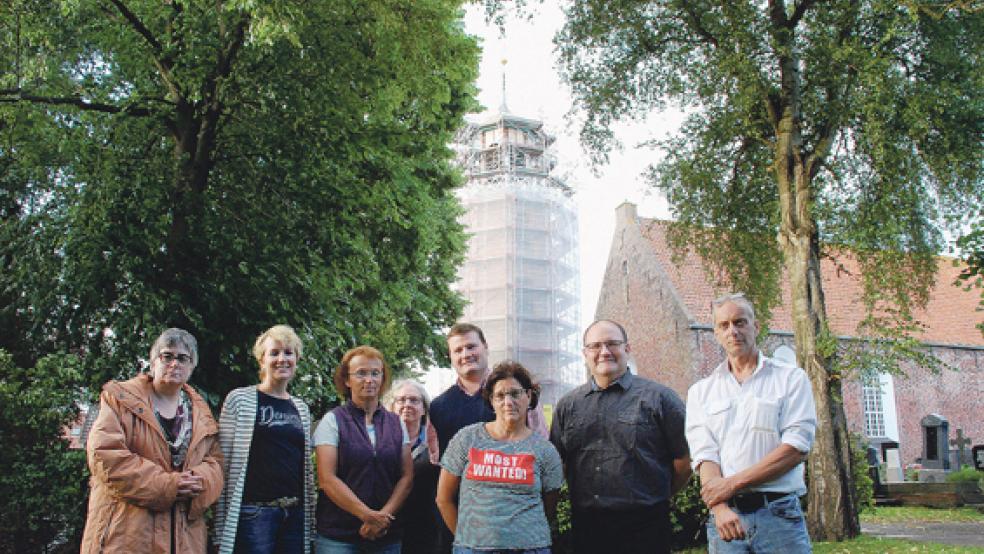 Das Organisationsteam der Kirchengemeinde mit Marie-Janna Reinshagen, Ulrike Duin, Martha Bruhns, Ursula Fröhling-Beckert, Gerjet Bültjer, Marion Boel­sums und Pastor Martin Schneider traf sich mit Glockengießer Simon Laudy (von links). Alle hoffen, dass bis zum Glockenguss, der auf dem Rasen neben der ehemaligen Pastorei aus dem 16. Jahrhundert stattfinden soll, die Arbeiten am Kirchturm (im Hintergrund) abgeschlossen sind. © Fotos: Kuper