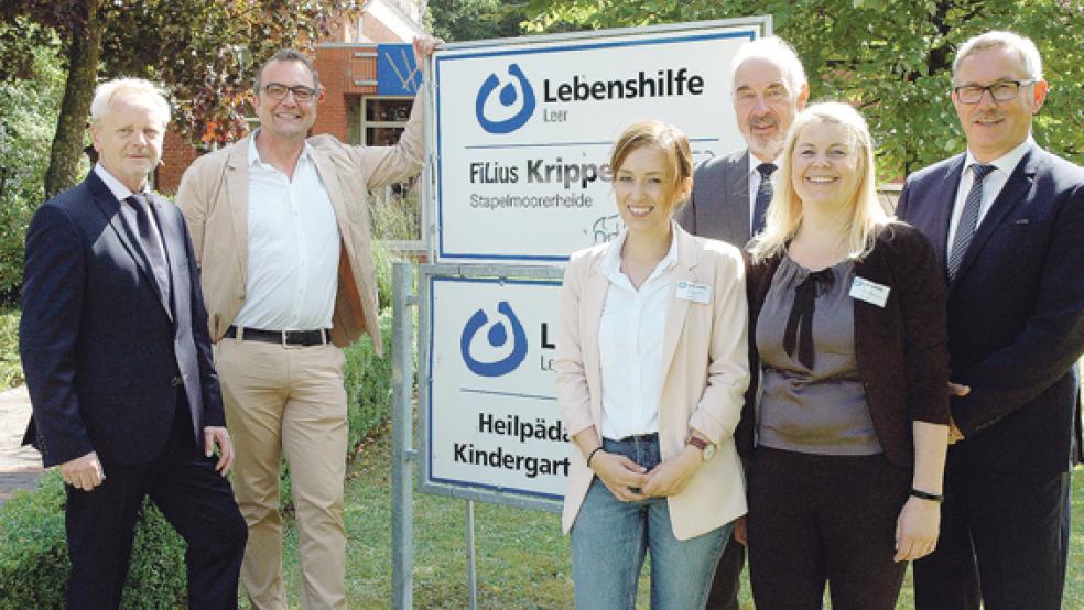 Freuen sich über die Inbetriebnahme der »FiLius«-Krippe der Lebenshilfe Leer in Stapelmoorerheide (von links): Architekt Bernd Norrenbrock, Bereichsleiter Heiko Höfelmann, Krippen-Leiterin Tina Strenge, Geschäftsführer Ralf Schulz, Standort-Leiterin Inga Koop und der stellvertretende Bürgermeister der Stadt Weener, Helmut Geuken. © Foto: Szyska