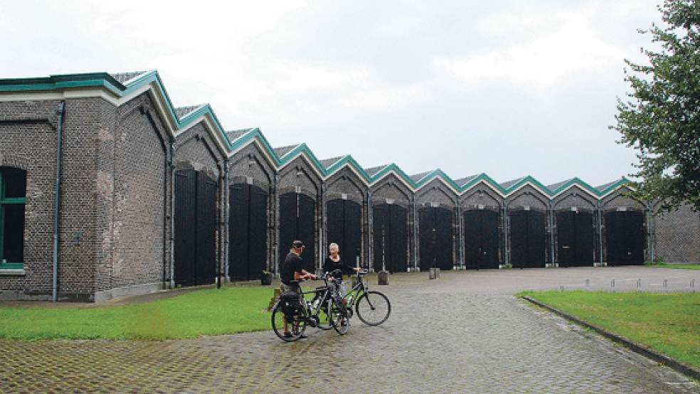 Noch sind die Türen der Oude Remise (1876) in Bad Neuschanz geschlossen. Diese beiden Radtouristen aus Winschoten freuen sich aber schon auf das neue Grand-Café mit Bäckerei und Brauerei. © Foto: Kuper