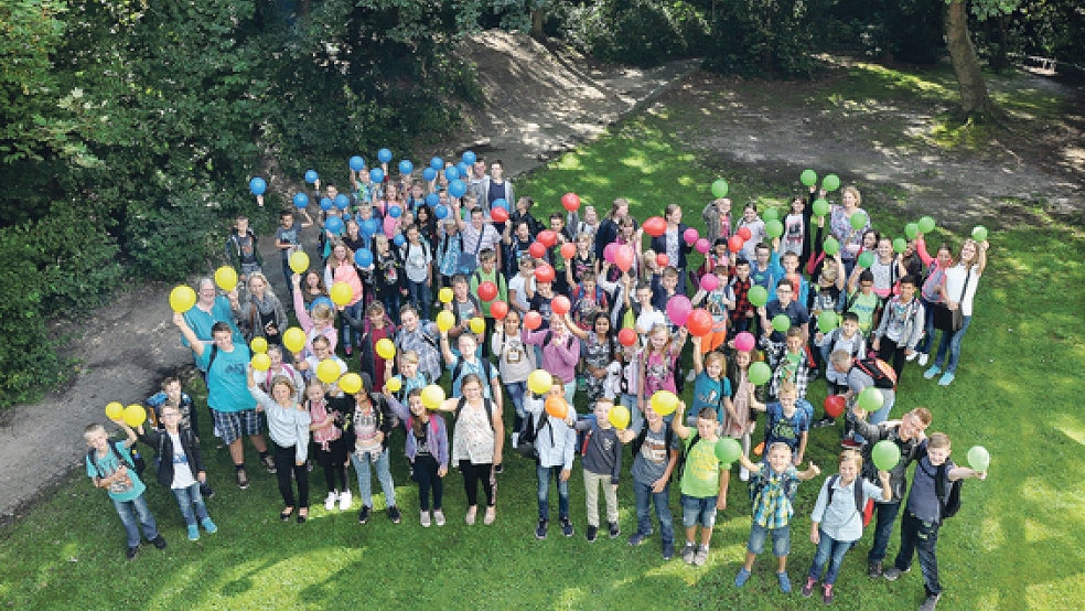 98 neue Fünftklässler sind gestern an der Oberschule in Weener offiziell begrüßt worden. Sie wurden in vier Klassen aufgeteilt.  © Foto: Boelmann
