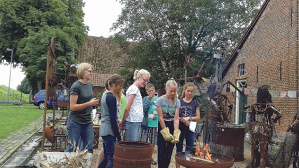 »Julius-Club«-Mitglieder stellten kürzlich leckeres Popcorn über offenem Feuer in Ferstenborgum her.  © Foto: Julius-Club